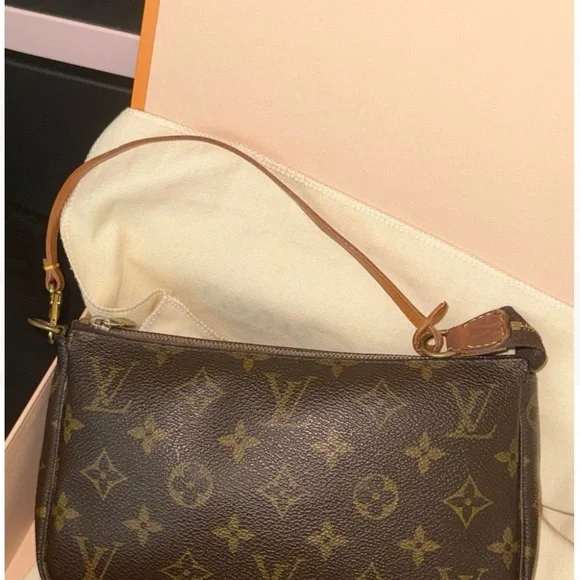 Louis Vuitton Pochette Vintage Brown Monogram leather Shoulder bag 

Offers - Picture 3 of 14
